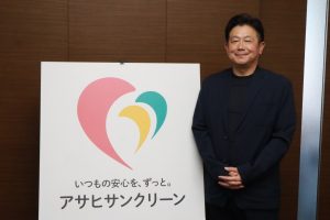 インタビューを受ける浅井社長